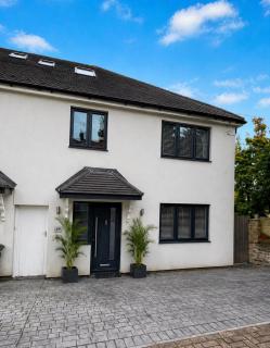 Stylish 3-Bed Executive Home - Free Parking & Fast WiFi - 5