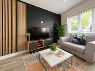 Stylish 3-Bed Executive Home - Free Parking & Fast WiFi - 0