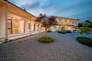 Zhangjiajie The Brookside Hotel& Tianmen National Forest Park & Free pick up service - 2
