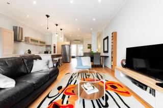 St Kilda Stay with Free Parking & Easy Living - 0
