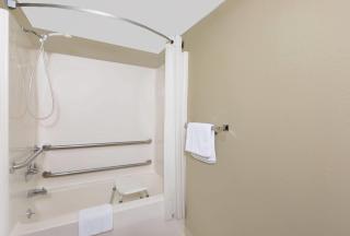 Super 8 by Wyndham Macomb - 5
