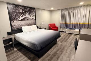 Super 8 by Wyndham Macomb - 3
