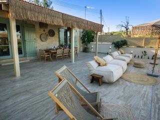 THE COTTAGE - Modern Tradition - Luxury 2-Bedroom Boho Retreat with Private Infinity Pool - 2