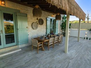 THE COTTAGE - Modern Tradition - Luxury 2-Bedroom Boho Retreat with Private Infinity Pool - 1