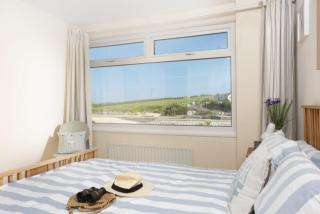Porth Beach House - Dog friendly, Beachfront, Parking - 8