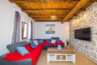 Seaside Haven – Beachfront House with Jacuzzi - 6