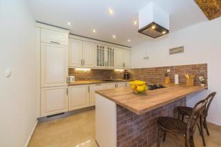 Seaside Haven – Beachfront House with Jacuzzi - 2