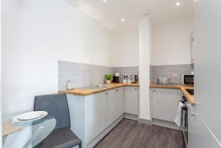 Modern 1 Bedroom Apartment Leeds - 8