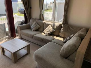 Hopton Holiday Village - Seaview Caravan - 9