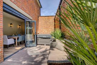 Lion House by Abbey House Stays - 6