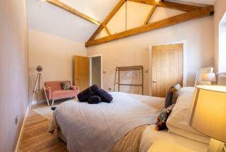 Lynwood Barn - Barn Conversion in Midsomer Norton, Parking - 2