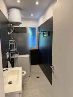 Sea Side Apartment 30m from Beach, Family Friendly - 2