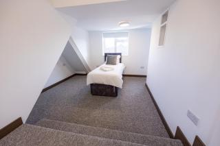 8 Bedroom All En-suite, Spacious, Garden, Parking - 3