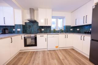 8 Bedroom All En-suite, Spacious, Garden, Parking - 2