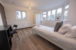 8 Bedroom All En-suite, Spacious, Garden, Parking - 1