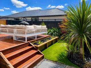 Luxurious 1BR Mountain Retreat with Spa Pool - 9