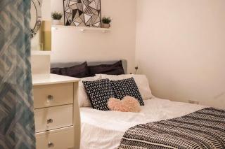 Spacious 2BR, WIFI & Parking, Sleeps 4 - 5