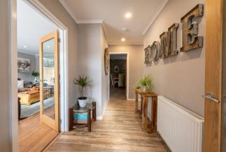 Lynwood Lodge - 4-Bed Bungalow in Midsomer Norton, Parking - 1