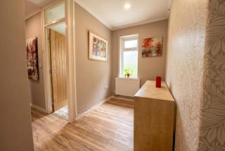 Lynwood Lodge - 4-Bed Bungalow in Midsomer Norton, Parking - 4