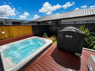 Luxurious 1BR Mountain Retreat with Spa Pool - 8