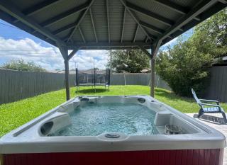 Stunning 4BR 2BA Hot Tub Cozy Holiday Home in Plano - Plano - 9