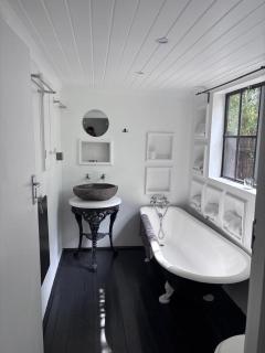 Field Cabin - 6