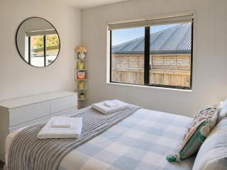 Luxurious 1BR Mountain Retreat with Spa Pool - 3