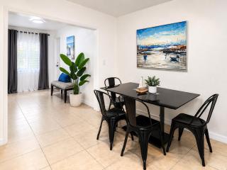 Room 1 - Spacious Queen w/ Pool (Private Bathroom) - 9