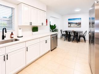 Room 1 - Spacious Queen w/ Pool (Private Bathroom) - 8