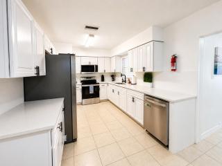 Room 1 - Spacious Queen w/ Pool (Private Bathroom) - 6