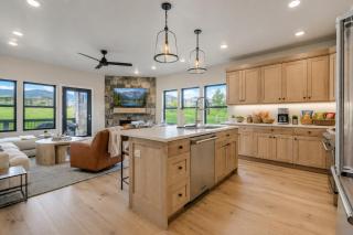 Luxury New Build w Ski Storage Fire Pit BBQ 1122 voss condo - 0