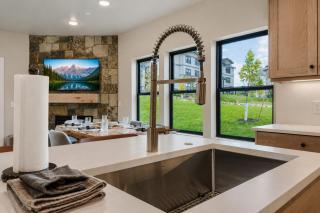 Luxury New Build w Ski Storage Fire Pit BBQ 1122 voss condo - 2