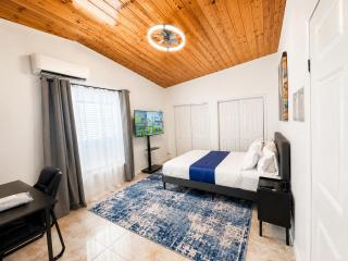 Room 1 - Spacious Queen w/ Pool (Private Bathroom) - 0