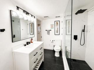 Room 1 - Spacious Queen w/ Pool (Private Bathroom) - 4