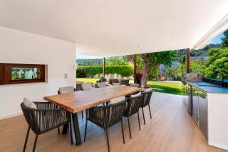 The White House, outdoor kitchen and private pool - 1