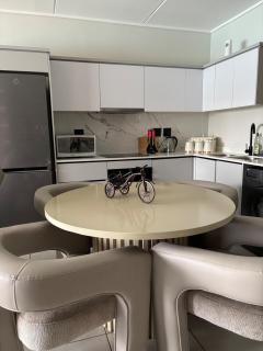 Lagoon-Facing 3 Bedroom Apartment At The Blyde - 9