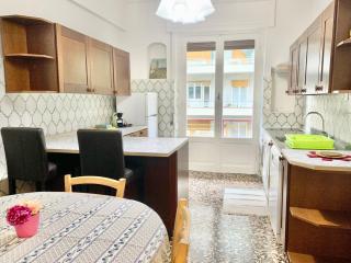 2 Bedrooms Balcony & Paid Private Parking - 1