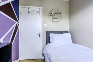 3BR Home Parking Contractors & Families - 8