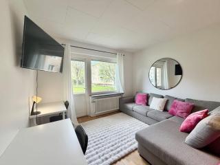 Workers & Family Homes Modern 2BR Apartment with Free Parking 10 min to Volvo - 0