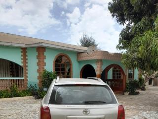 Afonta's Greenhouse Retreat is a fully furnished entire four-bedroom bungalow offering complete privacy and comfort-Guests enjoy exclusive use of the whole property with no sharing with other guests-Ideal for families, groups, professionals, andlong stays - 4