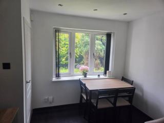Beautiful 2 Bedroom House - Sleeps Max 5 - Private Neighbourhood - 9
