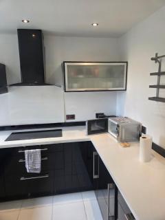 Beautiful 2 Bedroom House - Sleeps Max 5 - Private Neighbourhood - 5