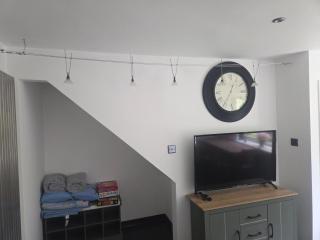 Beautiful 2 Bedroom House - Sleeps Max 5 - Private Neighbourhood - 1