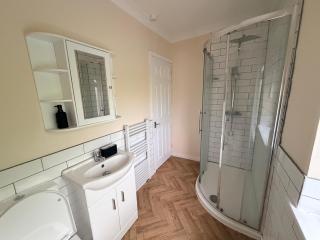 2-Bed House Sleeps 4 w Parking & Garden - 8