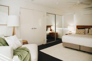 Luxurious Poolside Coastal Escape - 4