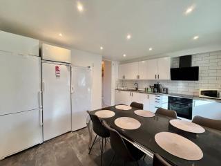 6 Bedroom Villa for Workers With Free Parking - 2