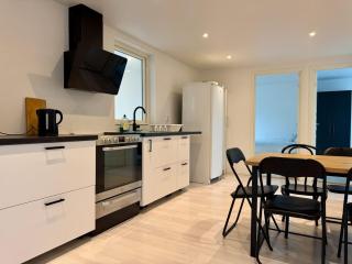 Workers Villa Near All Worksites 5 Bedrooms 8 Beds - 9