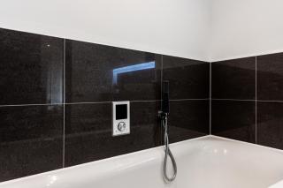 A bright step-free 2 bed 2 bath apartment with a sunrise balcony in Dartford Perfect for contractors, corporate workers, and families, it offers fast WiFi, free parking rapid access to M25 and Dartford Crossing - 2