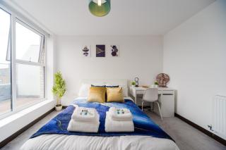A bright step-free 2 bed 2 bath apartment with a sunrise balcony in Dartford Perfect for contractors, corporate workers, and families, it offers fast WiFi, free parking rapid access to M25 and Dartford Crossing - 0