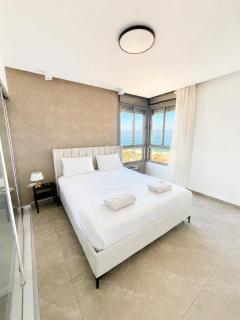 Bright 3BR w Large Terrace & Sea View l Mamad - 8